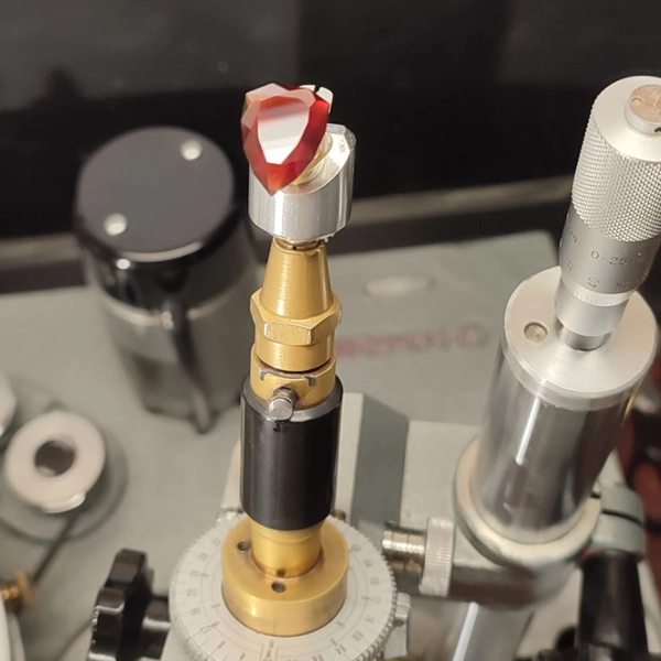 service - prestation lapidaire-Gemcutting-lapidary-gem cutting-art lapidaire-lapidary art-faceting machine - facettage - facetté