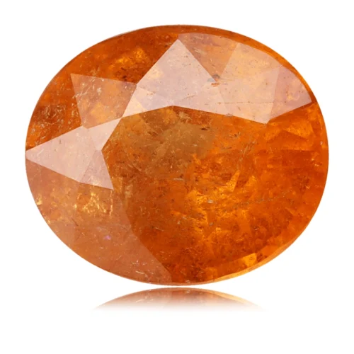 Spessartite de 1,11 carat, taillé en ovale, de couleur orange. Une pierre avec des points de jonction respectés entre les facettes.