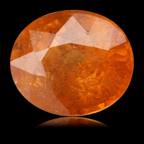 Spessartite de 1,11 carat, taillé en ovale, de couleur orange. Une pierre avec des points de jonction respectés entre les facettes.