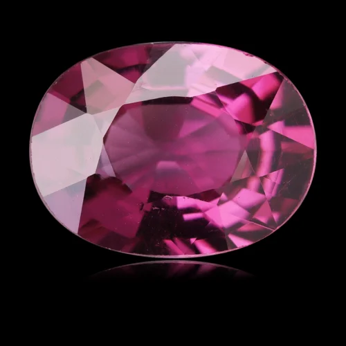 Grenat Rhodolite de 1,04 carat, facetté en ovale, affichant une très belle couleur violette rosée. Une gemme tout à fait adaptée pour le montage en bijou.