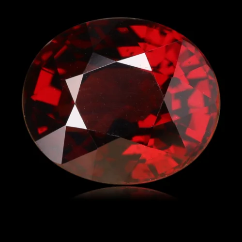 Grenat Pyrope-Almandin de 2,04 carats, facetté en ovale avec précision. Cette pierre, d'une belle couleur rouge, a pour origine Madagascar. Facettes parfaitement polies, points de jonction entre facettes parfaitement respectés.
