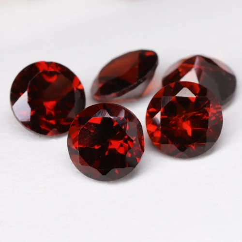 Grenat pyrope-Almandin facetté rond, calibré en 5 mm de diamètre, très bonne qualité et précision de calibrage (sélectionné à la main). Couleur, saturation et ton très bien équilibré. Parfait pour les créations de bijouterie joaillerie.
