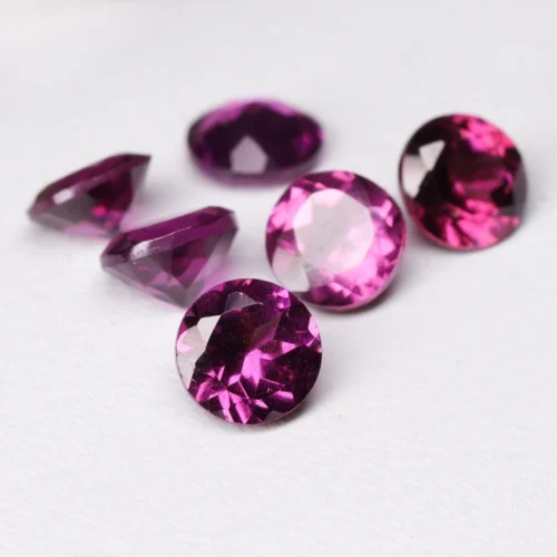 Grenat rhodolite facetté rond, calibré en 4 mm de diamètre, très bonne qualité et précision de calibrage (sélectionné à la main). Couleur, saturation et ton très bien équilibré. Parfait pour les créations de bijouterie joaillerie.