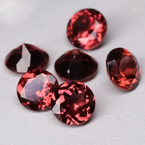 Grenat pyrope-almandin facetté rond, calibré en 4 mm de diamètre, très bonne qualité et précision de calibrage (sélectionné à la main).