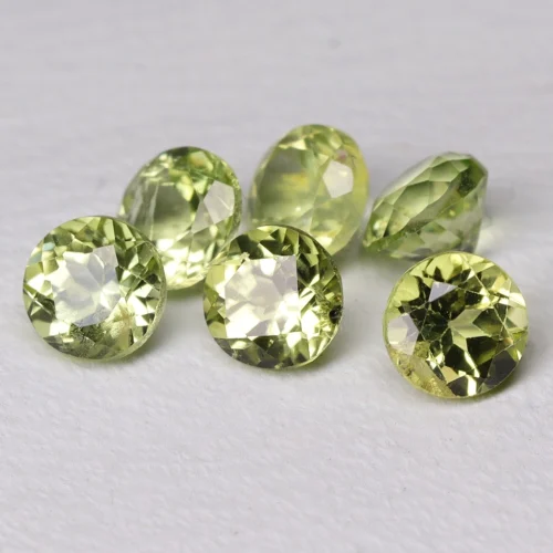 Péridot facetté rond, calibré en 3 mm de diamètre, très bonne qualité et précision de calibrage (sélectionné main). Couleur, saturation et ton très bien équilibré. Parfait pour les créations de bijouterie joaillerie.