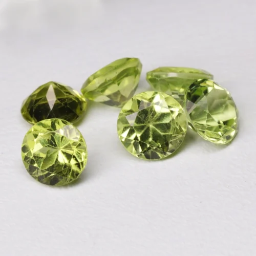Péridot facetté rond, calibré en 4 mm de diamètre. Couleur, saturation et ton très bien équilibré. Parfait pour les créations de bijouterie joaillerie.