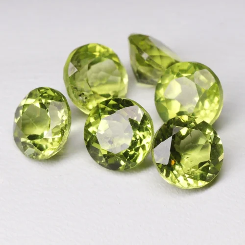 Péridot facetté rond, calibré en 5 mm de diamètre, très bonne qualité et précision de calibrage (sélectionné à la main).  Couleur, saturation et ton très bien équilibré. Parfait pour les créations de bijouterie joaillerie.