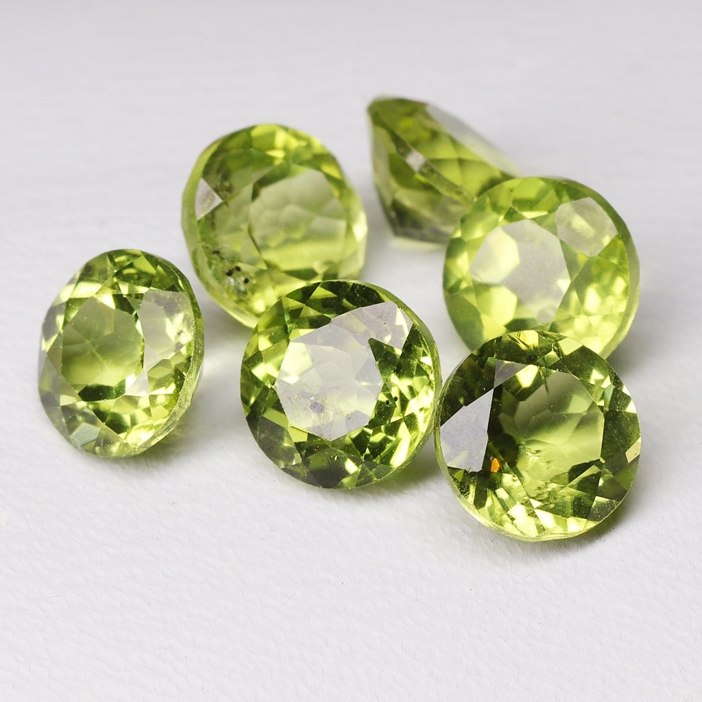 Péridot facetté rond, calibré en 5 mm de diamètre, très bonne qualité et précision de calibrage (sélectionné à la main). Couleur, saturation et ton très bien équilibré. Parfait pour les créations de bijouterie joaillerie.