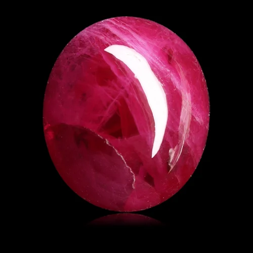 Jolie rubis de Myanmar (ex-Birmanie) taillé en cabochon, affichant un poids de 1,89 carat. Très belle couleur rouge avec de légères nuances de rose.