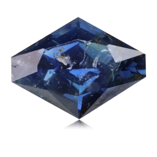 Jolie saphir d'Auvergne bleu de 0,37 carat, taillé en France en forme fantaisie. Une gemme pour la collection ou à monter en bijou.