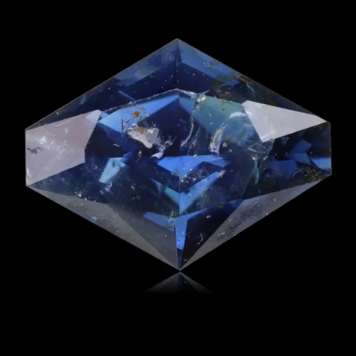 Jolie saphir d'Auvergne bleu de 0,37 carat, taillé en France en forme fantaisie. Une gemme pour la collection ou à monter en bijou.