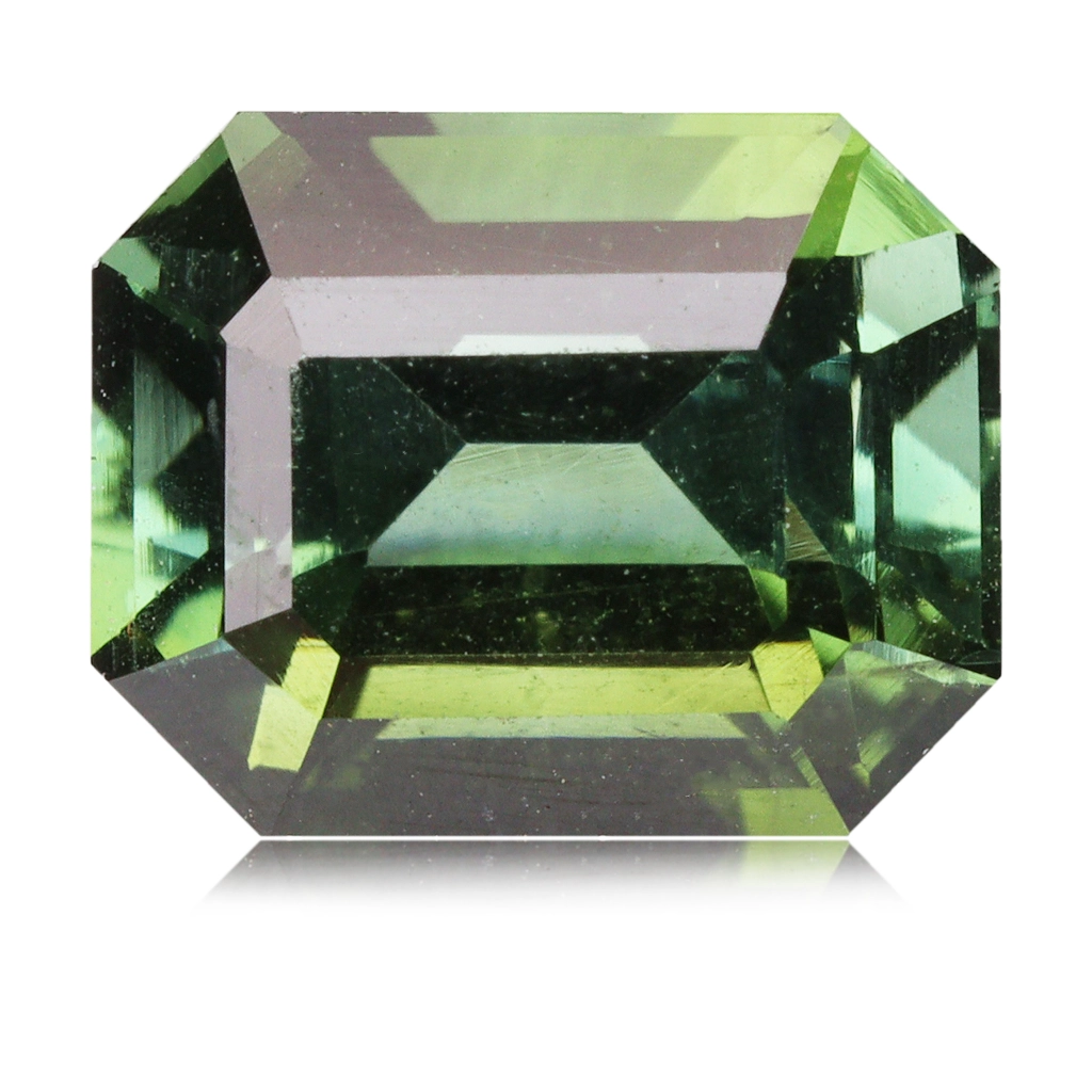 Tourmaline de 0,99 carat, provenant d'Afghanistan. Très belle couleur verte bleutée, bon rapport brillance / scintillement. Parfaitement taillée en rectangle à pans coupés.