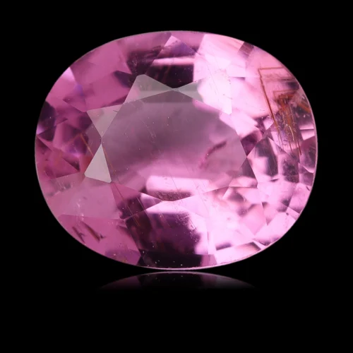 Tourmaline du Mozambique, taillée en ovale de 0,85 carat. Très belle couleur rose avec une légère pointe de violet pour cette gemme.