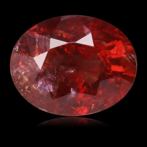 Rubis de 0,65 carat, taillé en ovale, d'origine Mozambique. Très belle couleur rouge légèrement orangée.