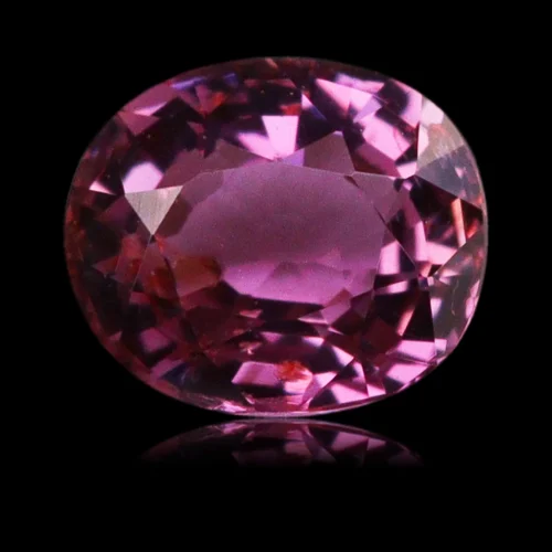 Saphir violet à nuances roses, d'un poids de 0,44 carat. Aucun traitement pour cette gemme. Pureté : propre à l'œil nu.